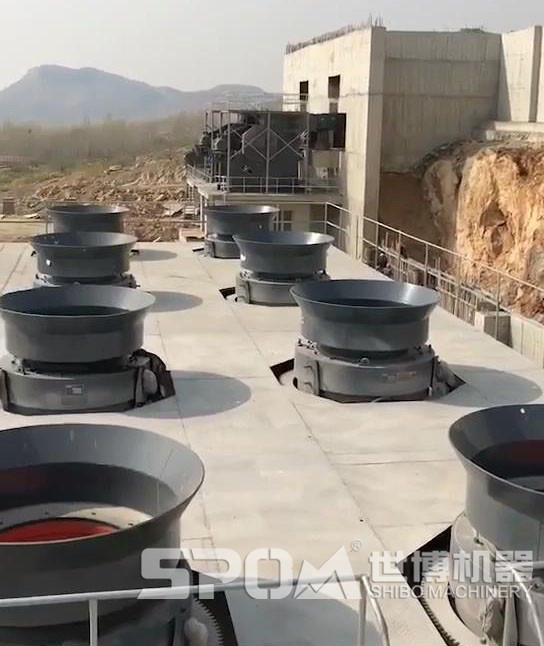 多台液压岩石圆锥机，现场图
