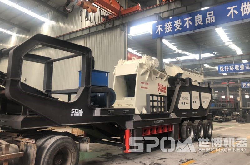 大型石头破碎机生产车间，图为一台大型移动破碎机半成品