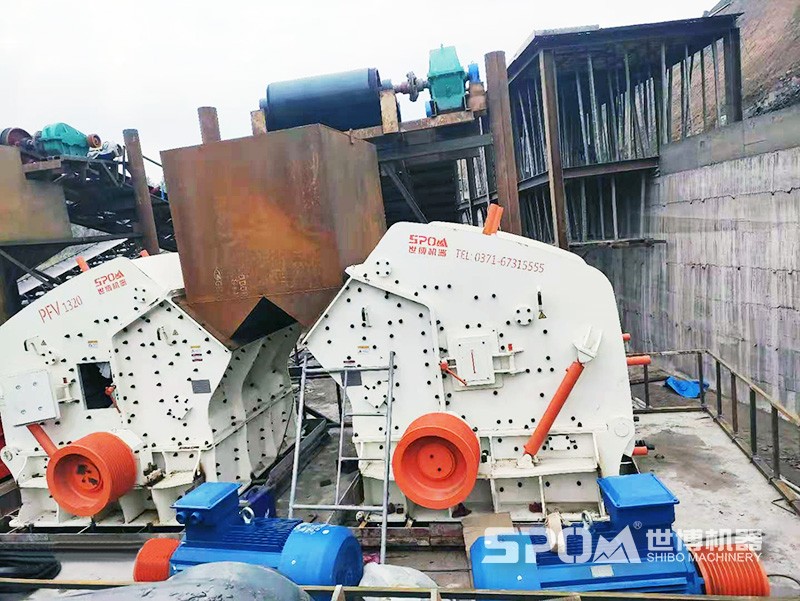 反击式破碎机现场