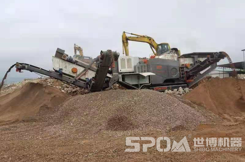 履带式移动破碎站处理建筑垃圾现场图